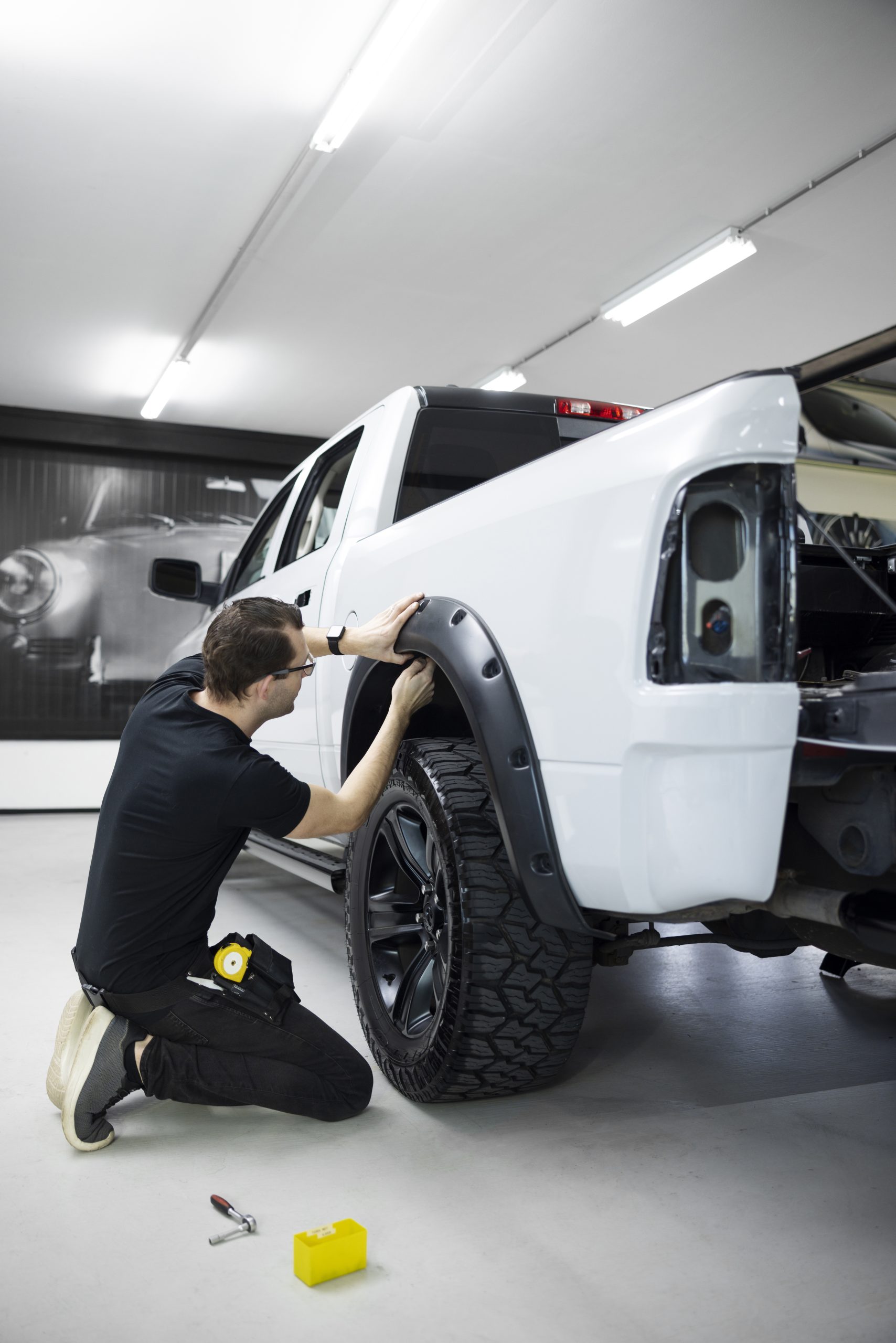 full-shot-man-using-white-wrapping